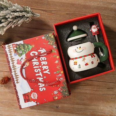 Koffiemokjes Amerikaanse stijl Modern ontwerp met feestelijke cadeaubon Schattige sneeuwman kerstman