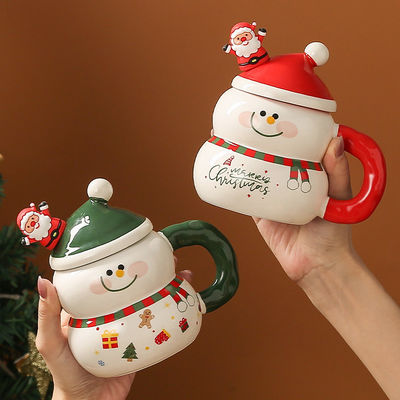 Koffiemokjes Amerikaanse stijl Modern ontwerp met feestelijke cadeaubon Schattige sneeuwman kerstman