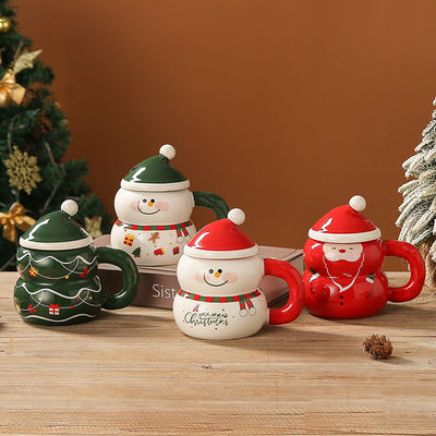 Koffiemokjes Amerikaanse stijl Modern ontwerp met feestelijke cadeaubon Schattige sneeuwman kerstman