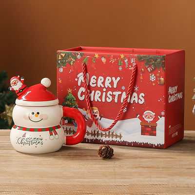 Koffiemokjes Amerikaanse stijl Modern ontwerp met feestelijke cadeaubon Schattige sneeuwman kerstman