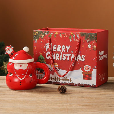 Koffiemokjes Amerikaanse stijl Modern ontwerp met feestelijke cadeaubon Schattige sneeuwman kerstman