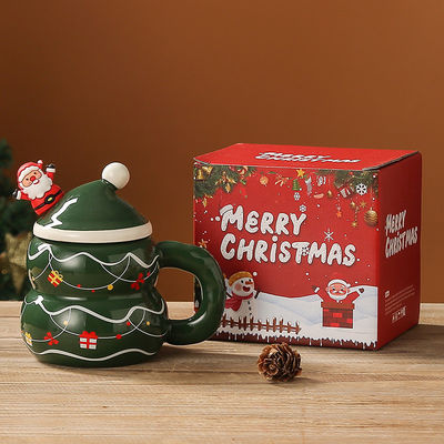 Koffiemokjes Amerikaanse stijl Modern ontwerp met feestelijke cadeaubon Schattige sneeuwman kerstman