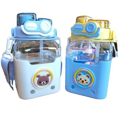 Cartoon Kinderen Vierkante Straw Cup Grote capaciteit 980 ml Draagbaar met draagriem