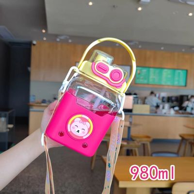 Cartoon Kinderen Vierkante Straw Cup Grote capaciteit 980 ml Draagbaar met draagriem