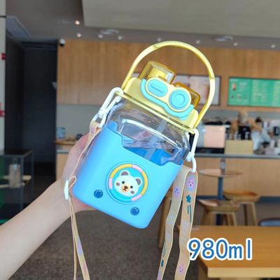 Cartoon Kinderen Vierkante Straw Cup Grote capaciteit 980 ml Draagbaar met draagriem