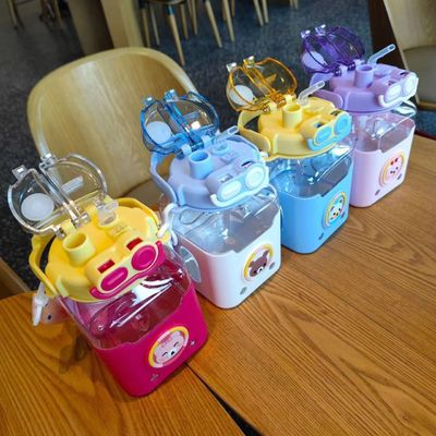 Cartoon Kinderen Vierkante Straw Cup Grote capaciteit 980 ml Draagbaar met draagriem
