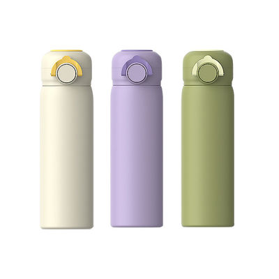 Blijf verfrissend op je zelfrijdende avontuur met deze schattig ontworpen thermosbeker