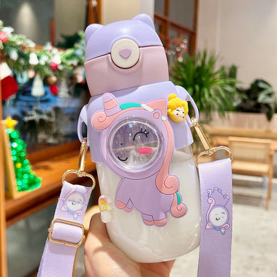 PC-materiaal Schattig ontwerp Cartoon Plastic waterfles BPA-vrij beker met riem en stro