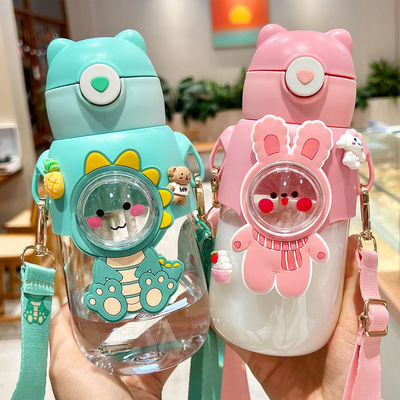 PC-materiaal Schattig ontwerp Cartoon Plastic waterfles BPA-vrij beker met riem en stro