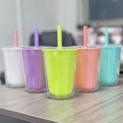 TOUR Draagbare plastic waterfles met een grote drinkbeker