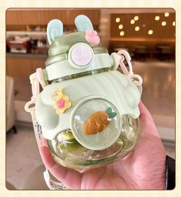 Eco-vriendelijk Kinderen 1150 ml Grote capaciteit Leuke strobeker BPA-vrij Draagbare knuffel konijn drinken Plastic waterfles