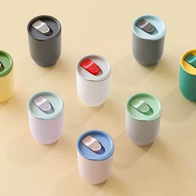 Reisgelegenheid 12oz AS Plastic Kleurrijke wijnbak met deksels Moderne ontwerp milieuvriendelijk