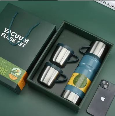 Lichtegrijze zakelijke geschenkstel 680 ml geïsoleerde waterfles Dubbele wand 304 roestvrij staal thermos vacuümfles met 2 bekers