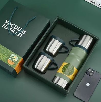 Lichtegrijze zakelijke geschenkstel 680 ml geïsoleerde waterfles Dubbele wand 304 roestvrij staal thermos vacuümfles met 2 bekers