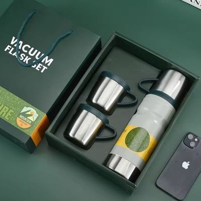 Lichtegrijze zakelijke geschenkstel 680 ml geïsoleerde waterfles Dubbele wand 304 roestvrij staal thermos vacuümfles met 2 bekers