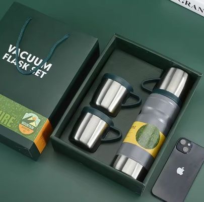 Lichtegrijze zakelijke geschenkstel 680 ml geïsoleerde waterfles Dubbele wand 304 roestvrij staal thermos vacuümfles met 2 bekers