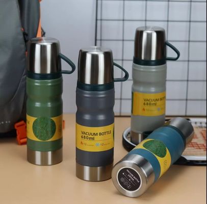 Lichtegrijze zakelijke geschenkstel 680 ml geïsoleerde waterfles Dubbele wand 304 roestvrij staal thermos vacuümfles met 2 bekers