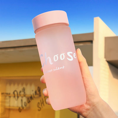 Minimalistische ontwerpstijl 600 ml draagbare plastic bekertje aangepast logo Acceptabel voor buiten