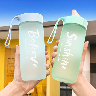 Minimalistische ontwerpstijl 600 ml draagbare plastic bekertje aangepast logo Acceptabel voor buiten