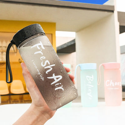 Minimalistische ontwerpstijl 600 ml draagbare plastic bekertje aangepast logo Acceptabel voor buiten