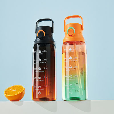 Grote waterfles met helling met handvat en stro voor buitensport 750 ml