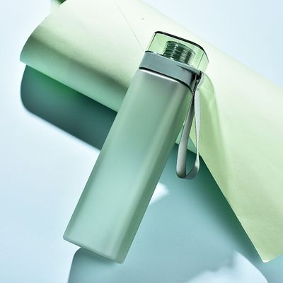 Voorbeeld verstrekt 700 ml capaciteit Custom Logo Vierkante waterfles voor studenten sport
