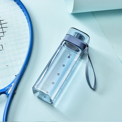 Kleurrijke plastic vierkante mond waterfles met lekvrije flip deksel en handvat touw