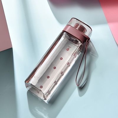 Kleurrijke plastic vierkante mond waterfles met lekvrije flip deksel en handvat touw