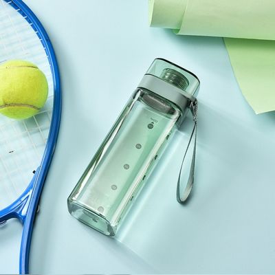 Kleurrijke plastic vierkante mond waterfles met lekvrije flip deksel en handvat touw