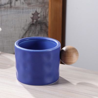 330 ml blauw en wit keramische koffiebeker met houten bolhandvat voor zakelijke cadeautjes