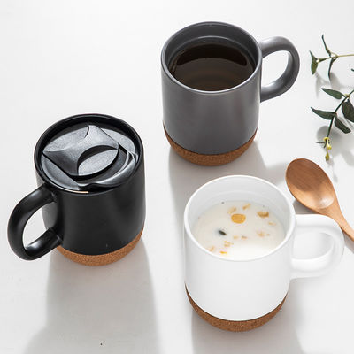 Duurzaam 8,8*11,3 cm Custom Creative Cork Bottom Ceramic Cup met Mat Plastic Deksel