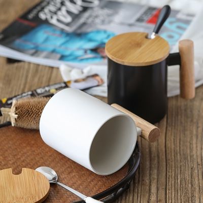 Bedrijfsgeschenken 11 oz Capaciteit Aantrekkelijk ontwerp Keramische reisbeker Geïsoleerde kantoorbeker
