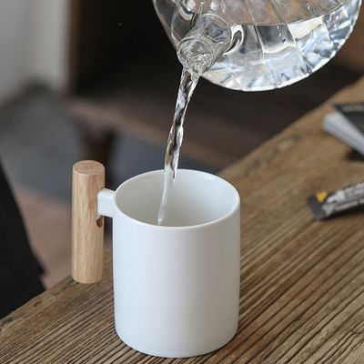 Bedrijfsgeschenken 11 oz Capaciteit Aantrekkelijk ontwerp Keramische reisbeker Geïsoleerde kantoorbeker