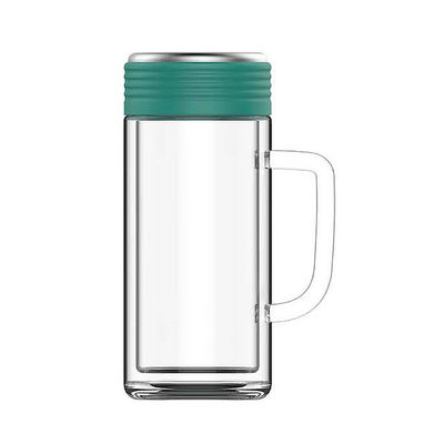 Klassieke transparante glazen geïsoleerde waterbeker met handgrepen en theekamers