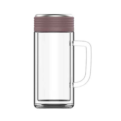 Klassieke transparante glazen geïsoleerde waterbeker met handgrepen en theekamers