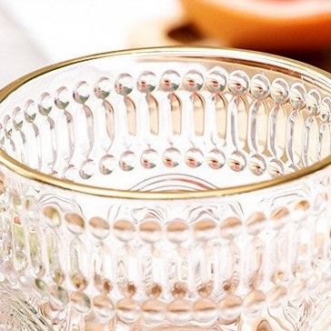 Vintage glas mok met gouden rand met zonnebloem ontwerp en klassieke stijl