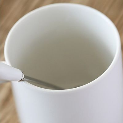 Duurzame keramische mok met deksel en aangepast logo voor theeliefhebbers in grootte 0,5 kg