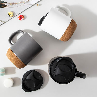 450 ml Custom Logo Mat Zwart Wit Cork Basis Keramische Koffie Reisbeker Met PP Deksel