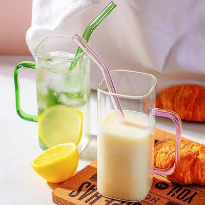 Gepersonaliseerd logo Acceptabele vierkant kleur Handle Glasbekers met bamboe deksels Rieten