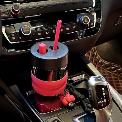 Toepasselijke mensen houden jullie koffie warm en jullie handen vrij met deze Tumbler