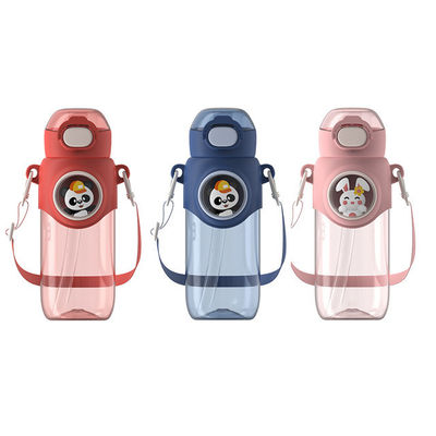 690 ml cartoon plastic ketel kleurrijke draagbare beker met elastisch deksel en touw met touw