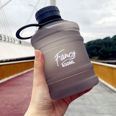 680 ml grote plastic draagbare rechtdrinkbeker voor studenten sport buiten