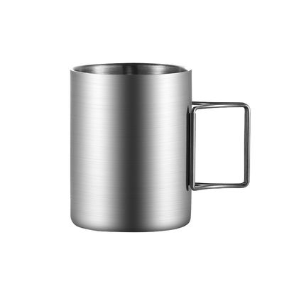 Eenvoudige draagbare roestvrijstalen waterbeker met brede mond en minimalistische ontwerpstijl
