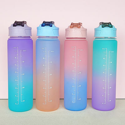 Blijf gehydrateerd onderweg met 900 ml Bpa-vrije kleuren waterfles voor buitensport.