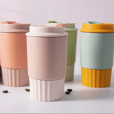 Geïsoleerde herbruikbare koffiekop van roestvrij staal voor reizen en woon-werkverkeer