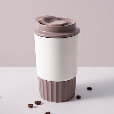 Geïsoleerde herbruikbare koffiekop van roestvrij staal voor reizen en woon-werkverkeer