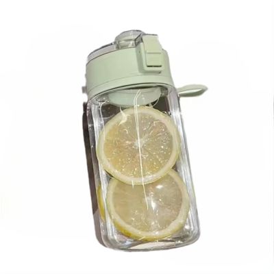 Eenvoudige doorzichtige cup body draagbare springkap design waterdichte plastic waterflessen