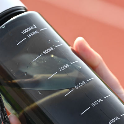 Draagbare waterfles voor direct drinken met tijdmarker en meerdere kleuren