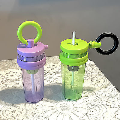700 ml plastic waterfles met grote capaciteit, lekbestendig ontwerp en herbruikbaar stro