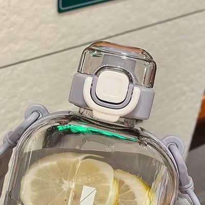 2024 Populaire plastic waterbeker Vierkante transparante waterflessen met riem voor sportsport